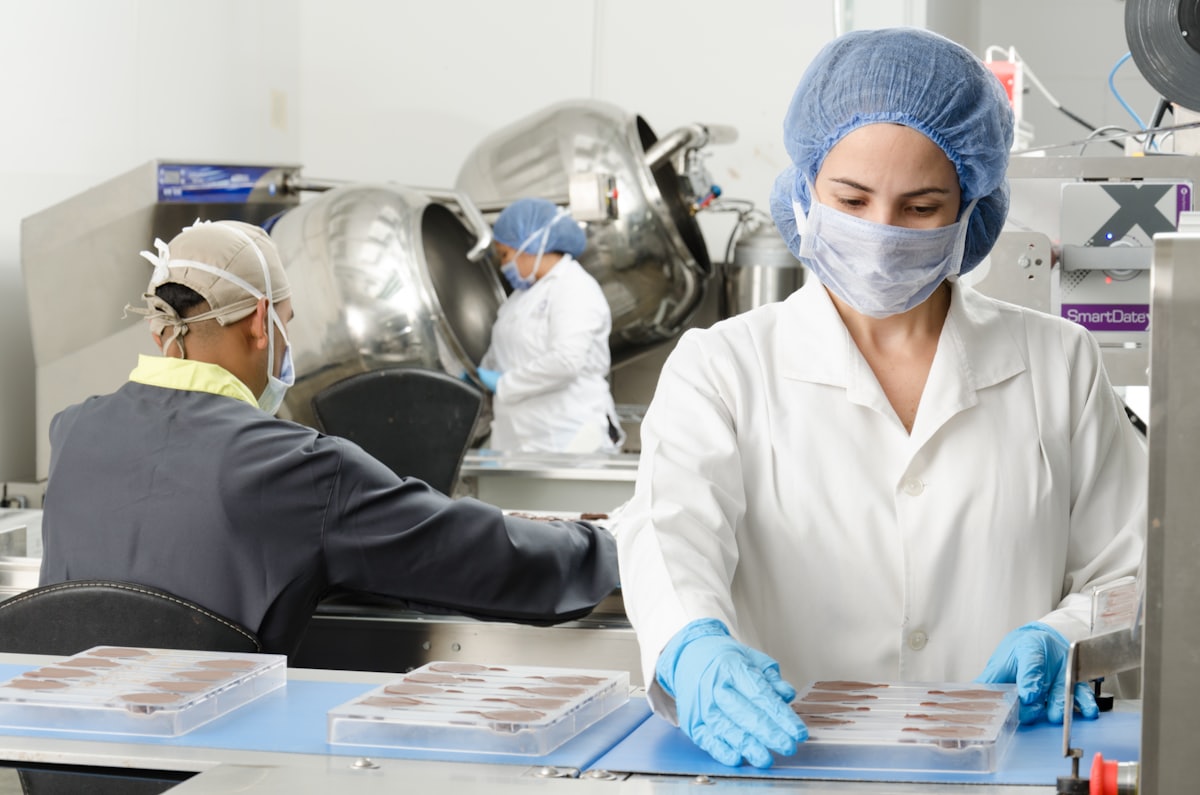 Producción de grado médico en línea controlada